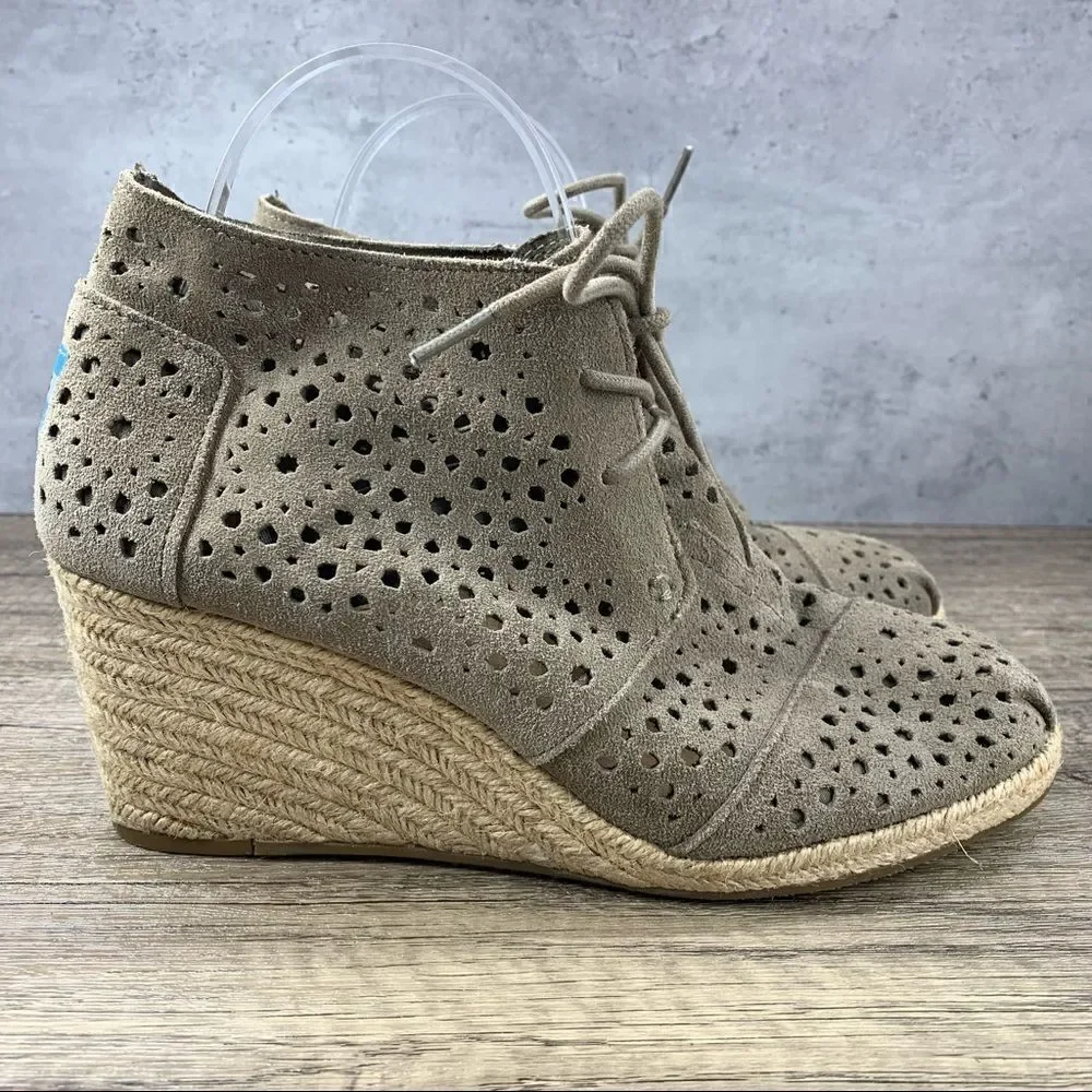 Toms Ankle Boots Womens~Desert Wedge Tan Suede Lace Up Shoes~Size W9 (301213)‎